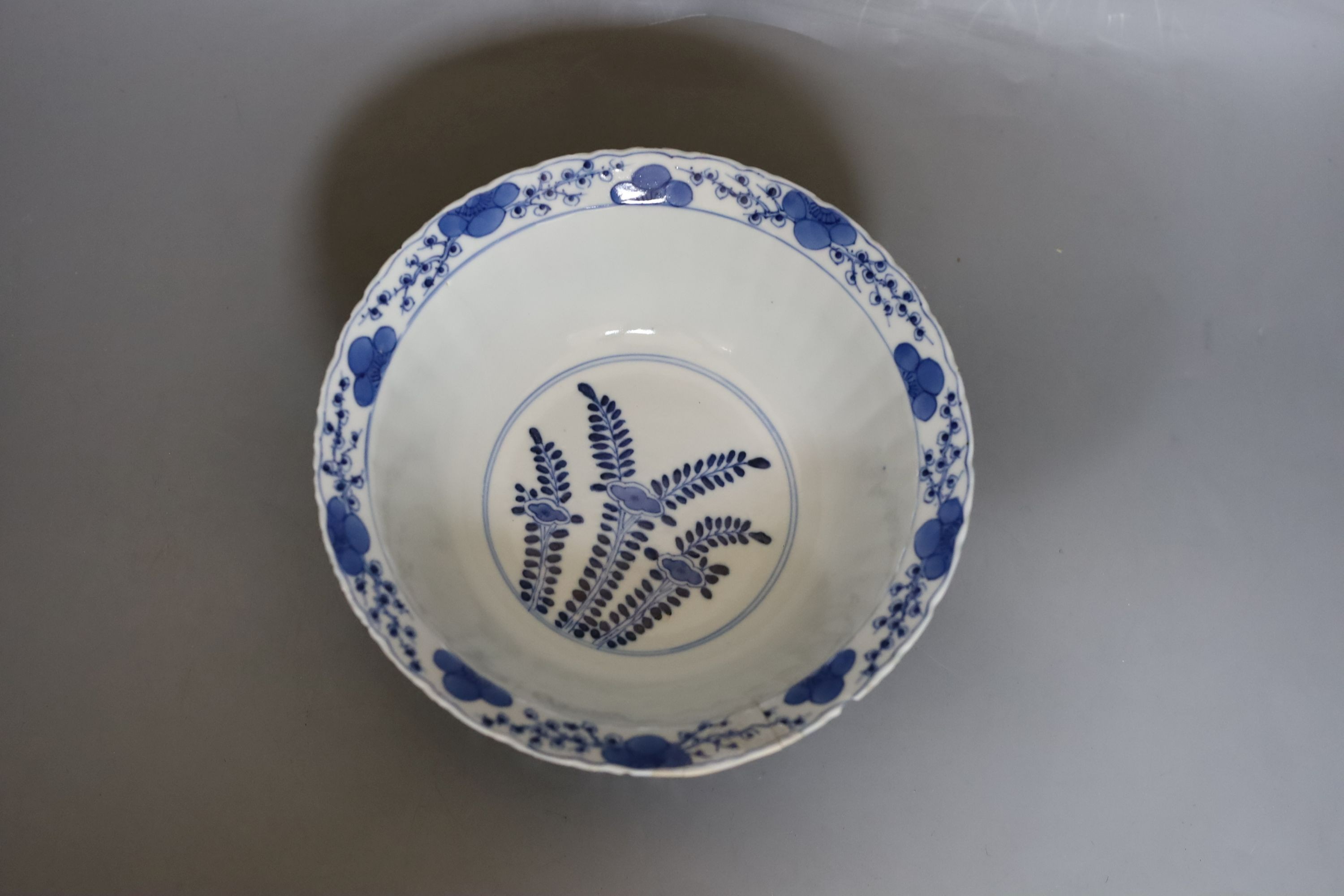 A Chinese Kangxi blue and white bowl, 20cm